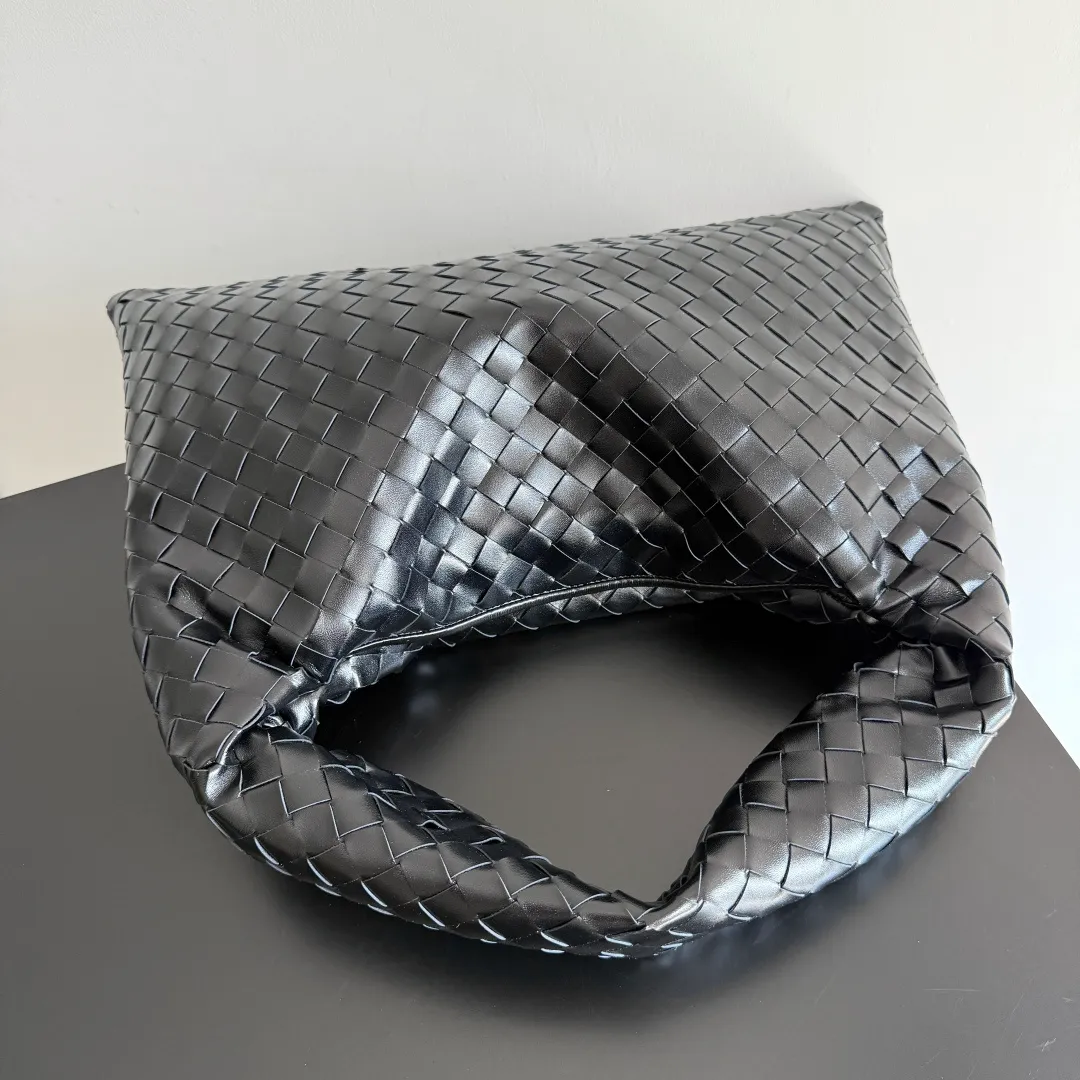 Batch 1960 It seems that this bag from BV has been popular recently ~ The new Hop is really not too beautiful. The whole bag has no seams. The bag body and handles are made of one piece of leather. It reflects the style and essence of Bottega Veneta. It truly represents craftsmanship and creativity. The large size has a very loose and lazy upper body. Big bag lovers will definitely not regret buying it. Style number: 796262 Size: 46*21*10cm